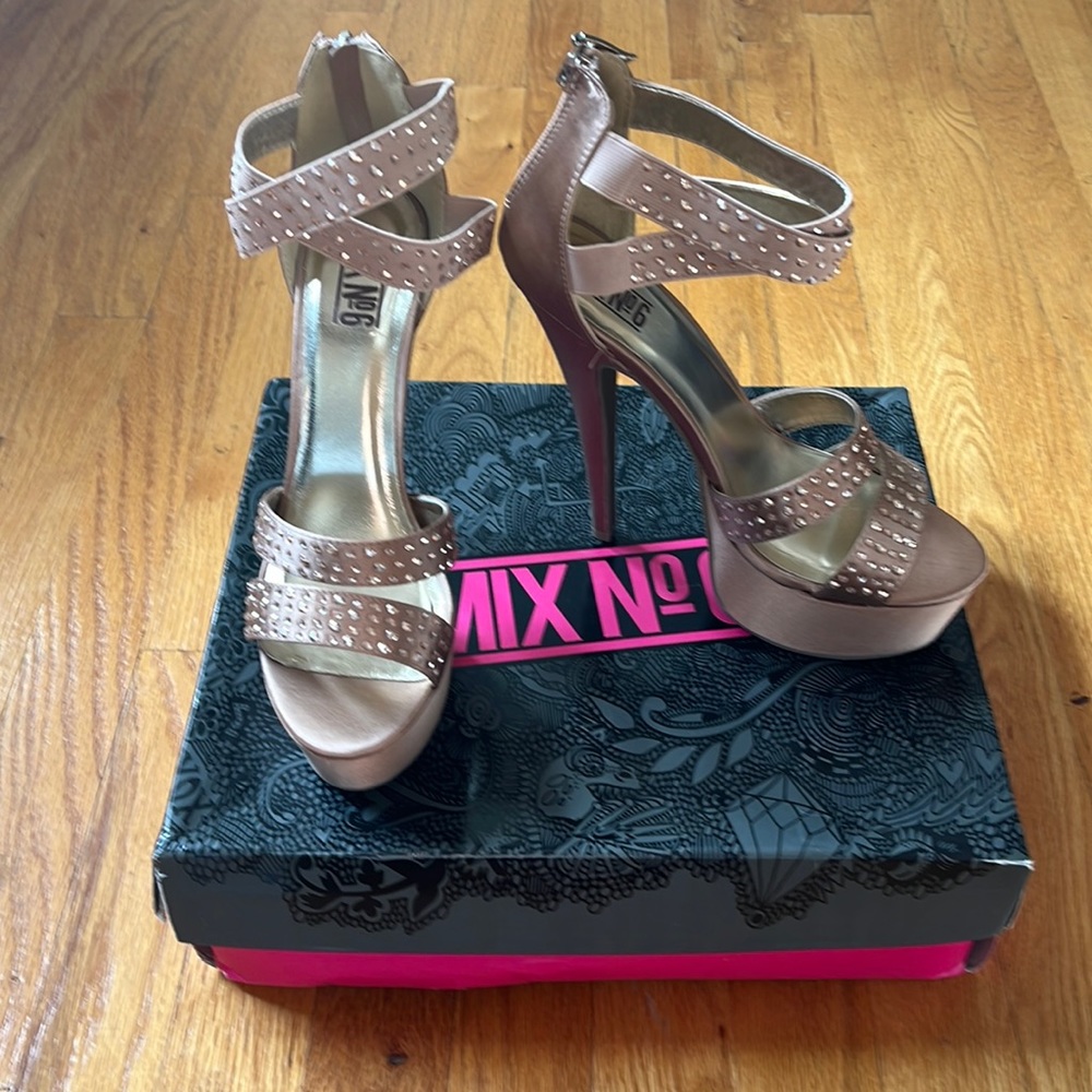 NWOT MIX No.6 Blush w rhinestone detail platform heels.